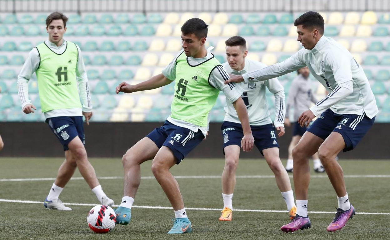 Karrikaburu y Turrientes, dos de las promesas realistas, en un entrenamiento con la sub-21. 