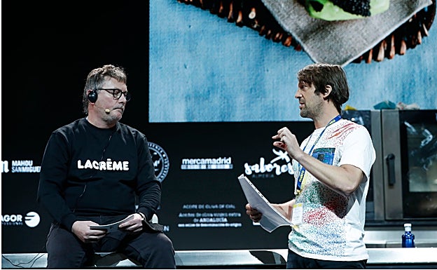 Andoni Luis Aduriz dialoga con el danés René Redzepi en el escenario.