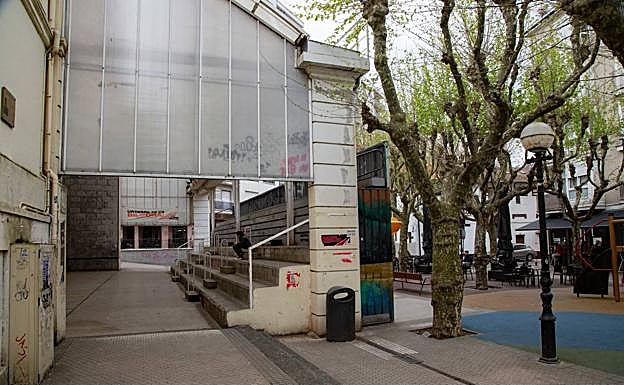 Grada actual del frontón del Antiguo que sustituirá el nuevo proyecto. 