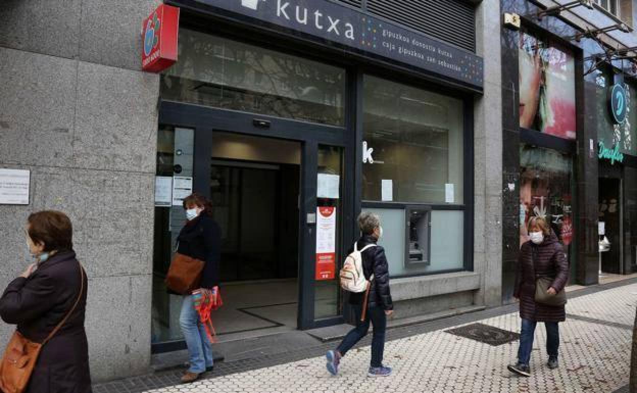 Kutxabank incorporará 60 profesionales para reforzar la atención personalizada