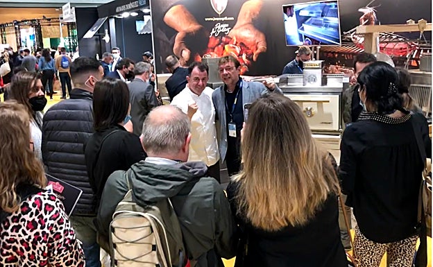 Todos quieren su foto con Martín Berasategui.