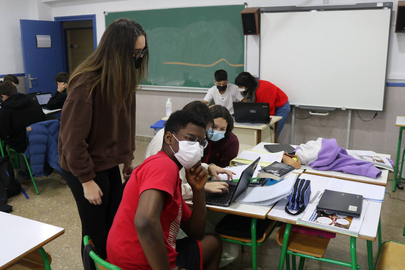 Alumnos de Secundaria de Oianguren, trabajando en el proyecto de Gure Eskola.