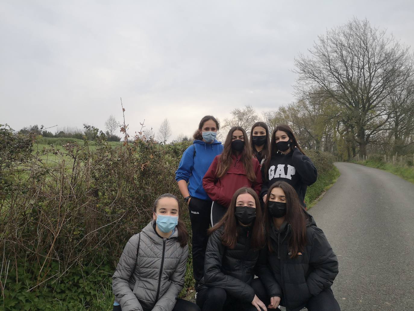 Alumnas de Secundaria de Oianguren, en una excursión al monte.
