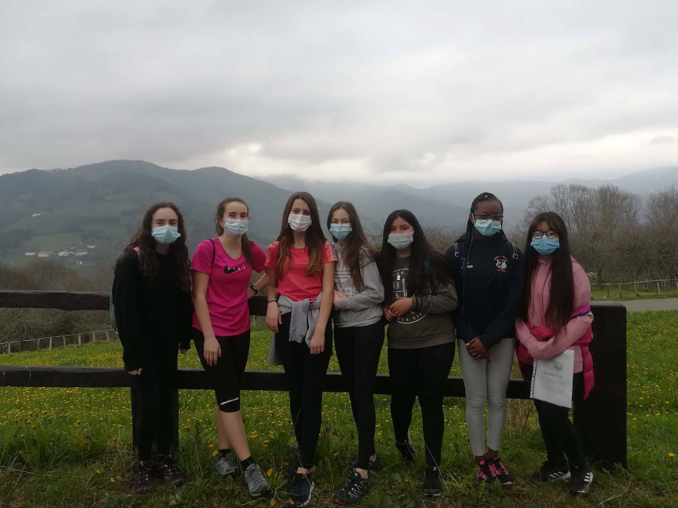 Alumnas de Secundaria de Oianguren, en una excursión al monte.