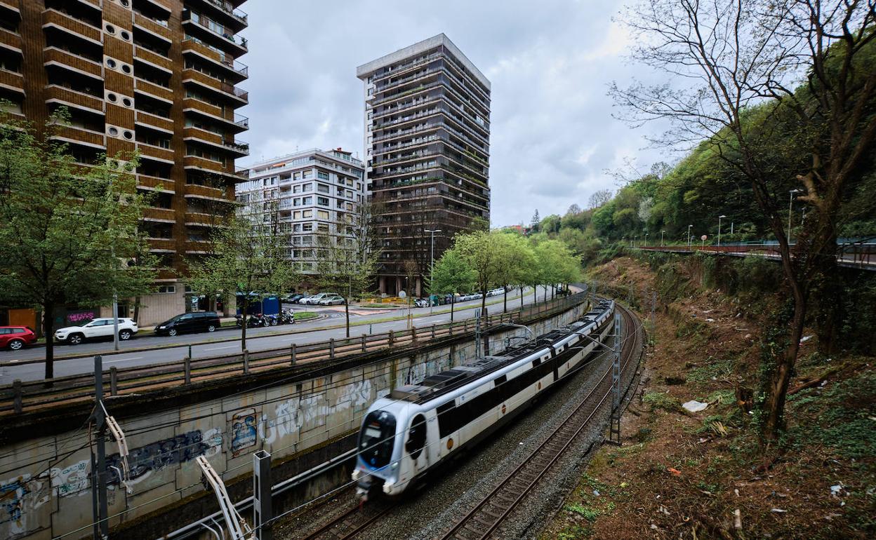 Los vecinos piden que el tramo de Morlans hasta Anoeta vaya bajo tierra para «evitar más molestias».