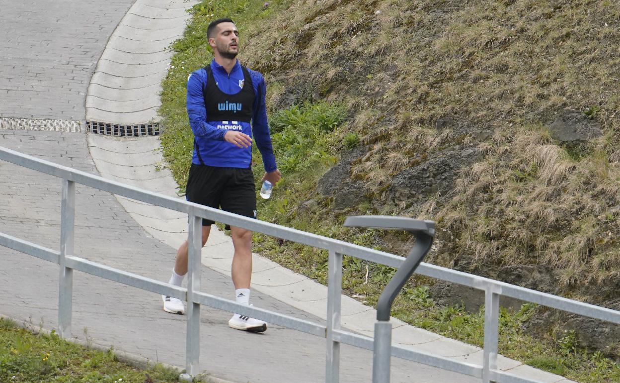 Mikel Merino baja del Z2 durante un entrenamiento con la Real 