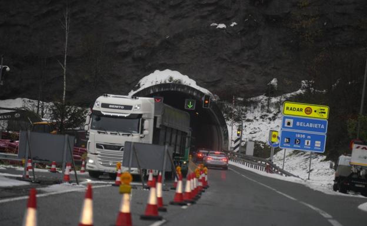 Camiones pasando por el túnel de Belabieta nevado.
