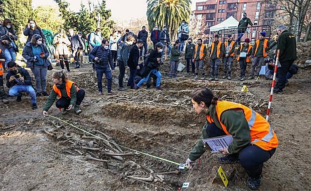 Los arqueólogos toman medidas en una de las fosas localizadas en el cementerio de Begoña. 