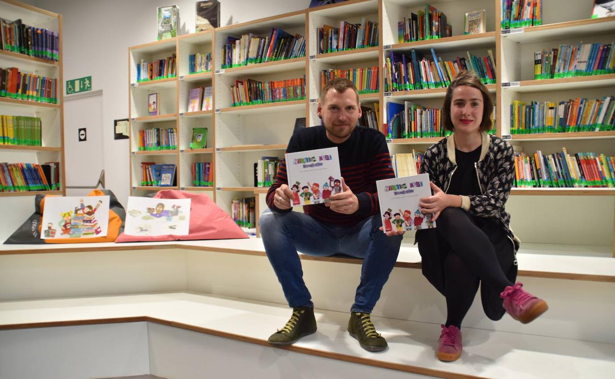 Iñaki Zapirain ilustratzailea eta Goiatz Labandibar idazlea, Errenteriako Lekuona Fabrikako liburutegian aste honetan egin den aurkezpenean.