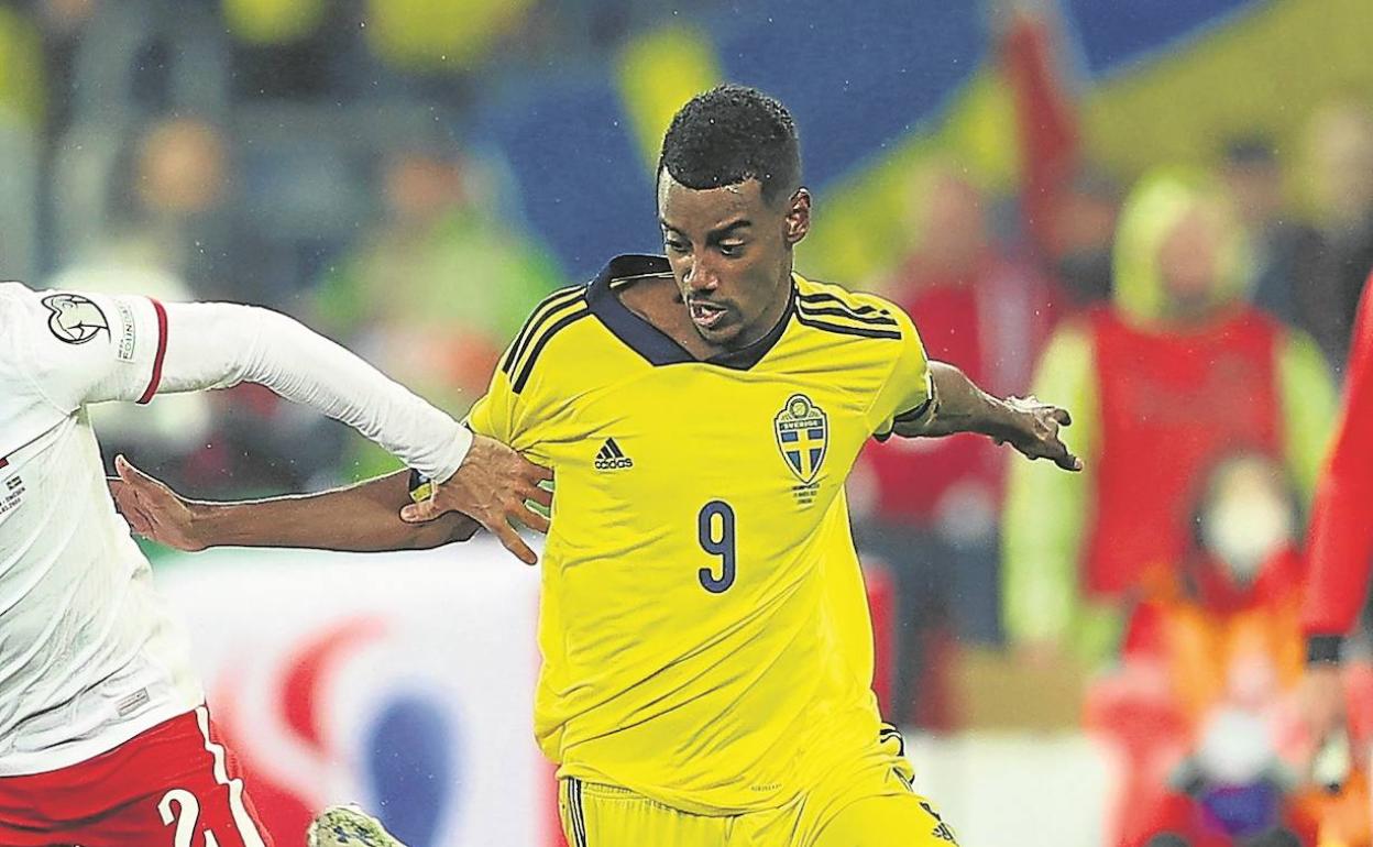 Isak pelea con un rival por la posesión del balón, ayer durante el partido disputado en el Stadion Slaski de Chorzow en Polonia. 