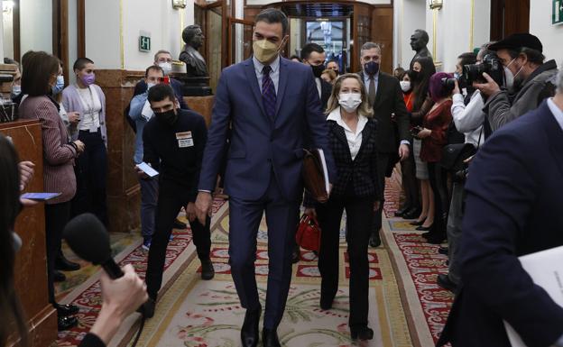 El presidente del Gobierno, Pedro Sánchez, a su entrada al pleno de este miércoles en el Congreso. 