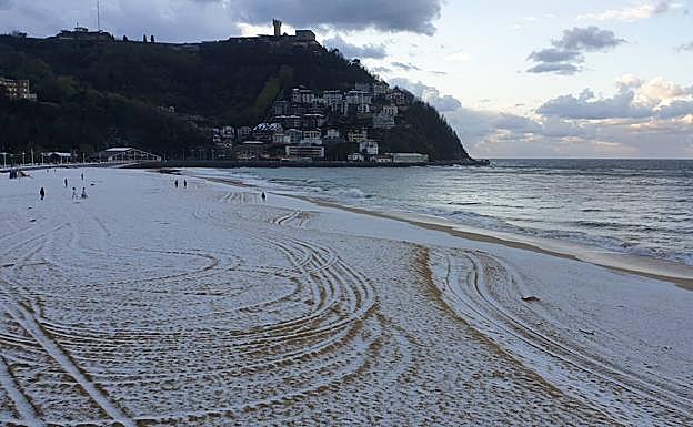 La Concha, blanca por la granizada.