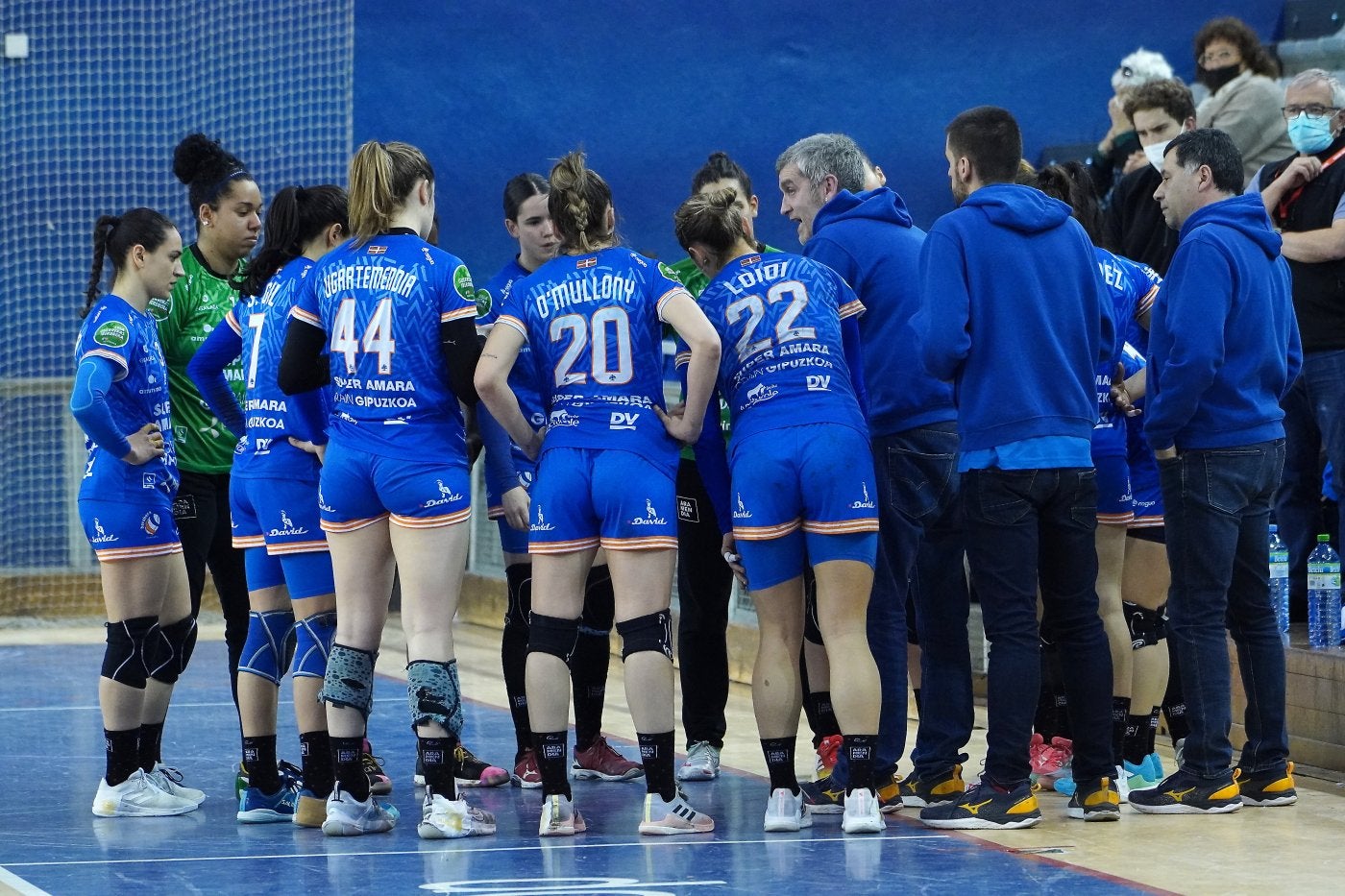Imanol Álvarez da instrucciones a sus jugadoras durante un tiempo muerto ante el Porriño. 