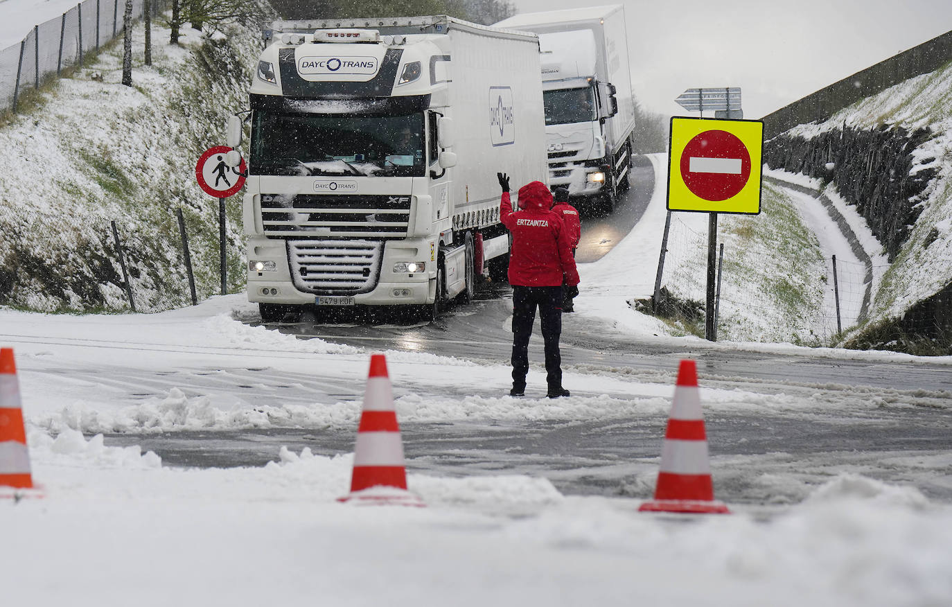 Fotos: La nieve complica la circulación en las carreteras de Gipuzkoa