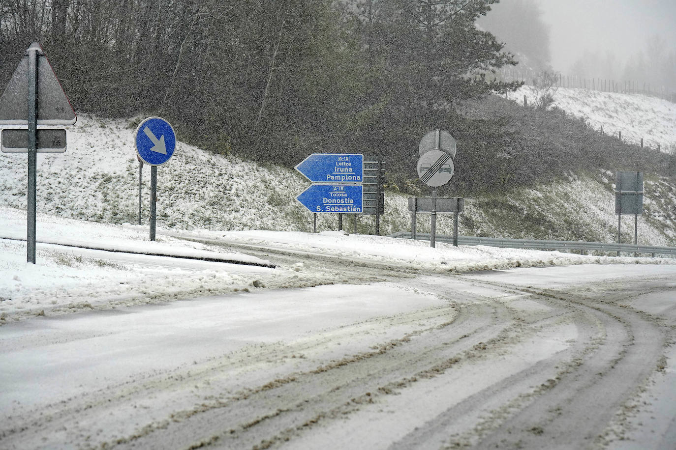 Fotos: La nieve complica la circulación en las carreteras de Gipuzkoa
