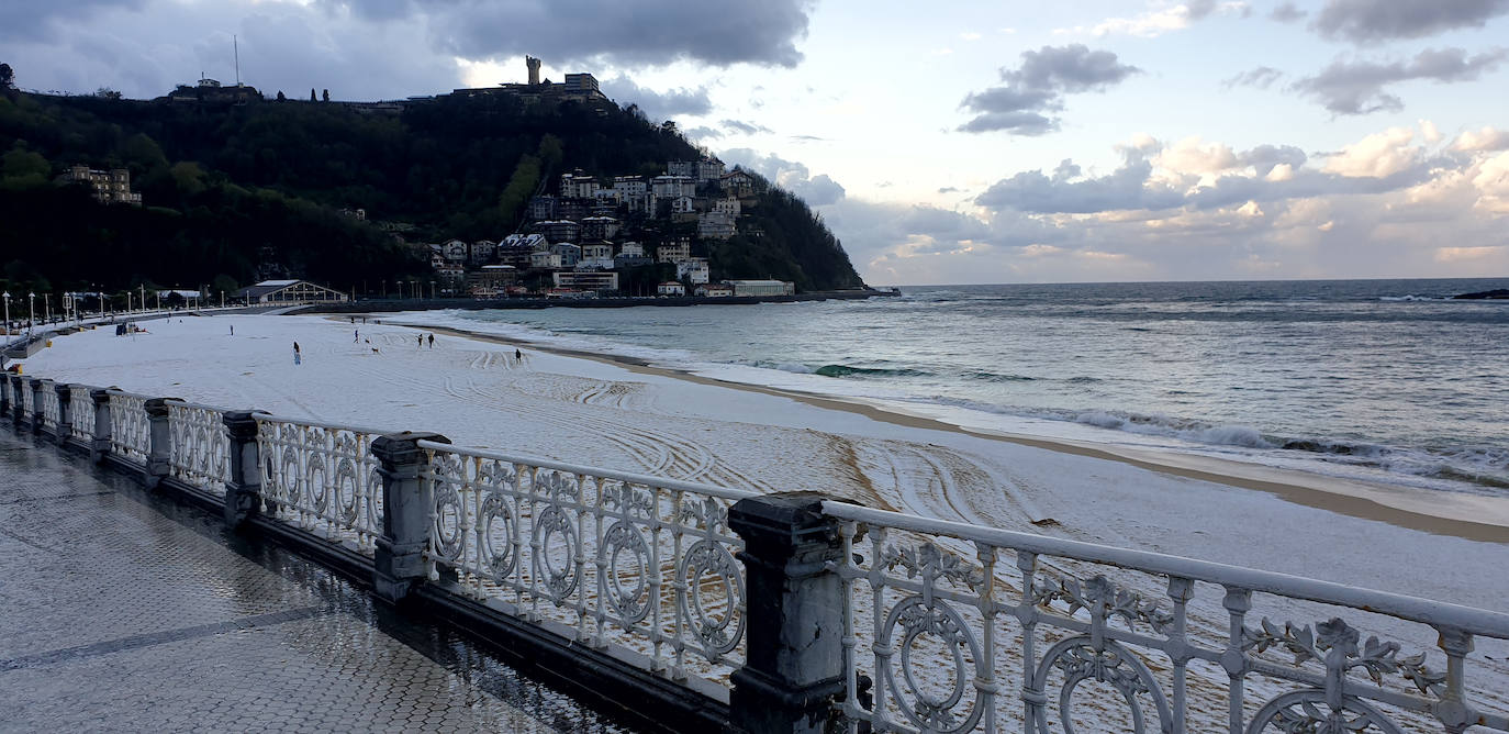 Fotos: La nieve complica la circulación en las carreteras de Gipuzkoa