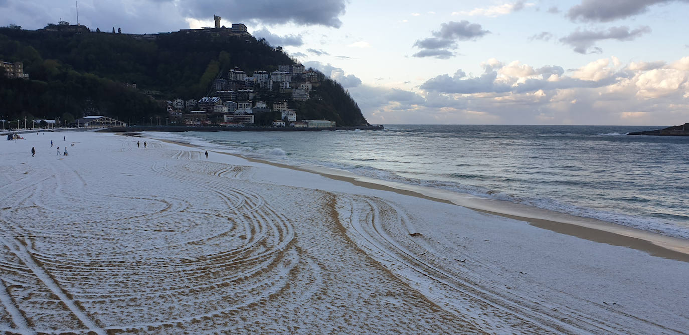 Fotos: La nieve complica la circulación en las carreteras de Gipuzkoa