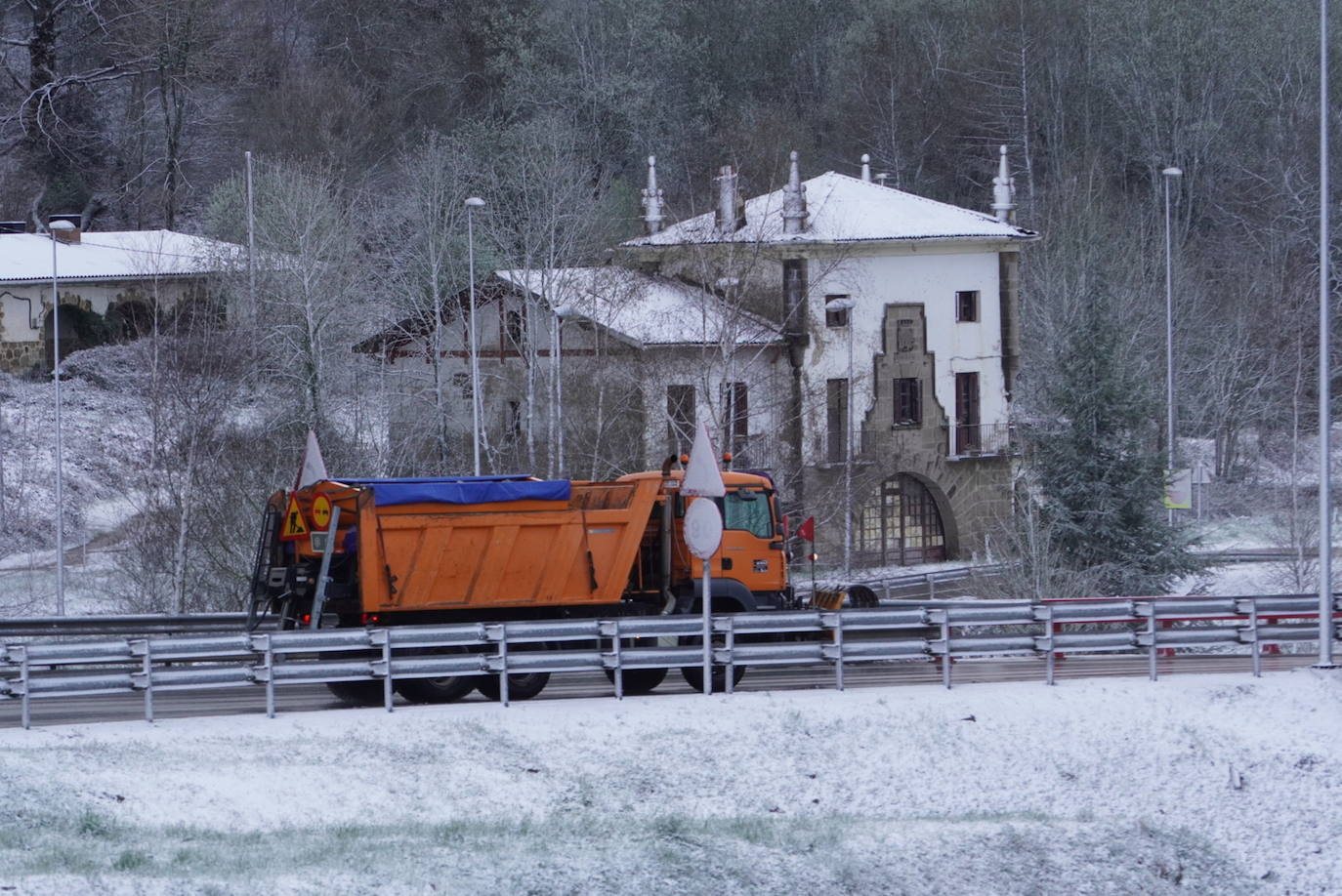 Fotos: La nieve complica la circulación en las carreteras de Gipuzkoa