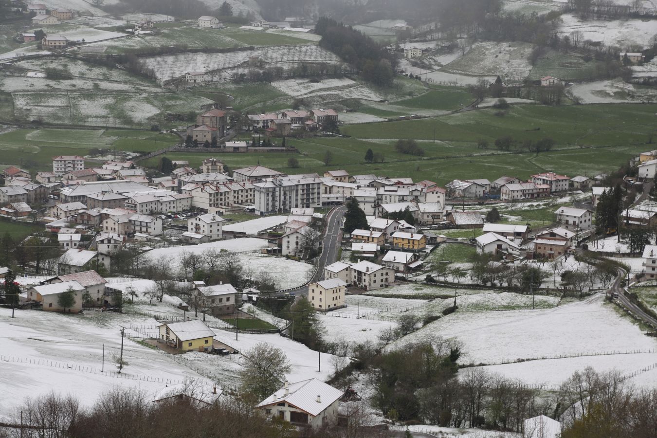 Fotos: La nieve complica la circulación en las carreteras de Gipuzkoa