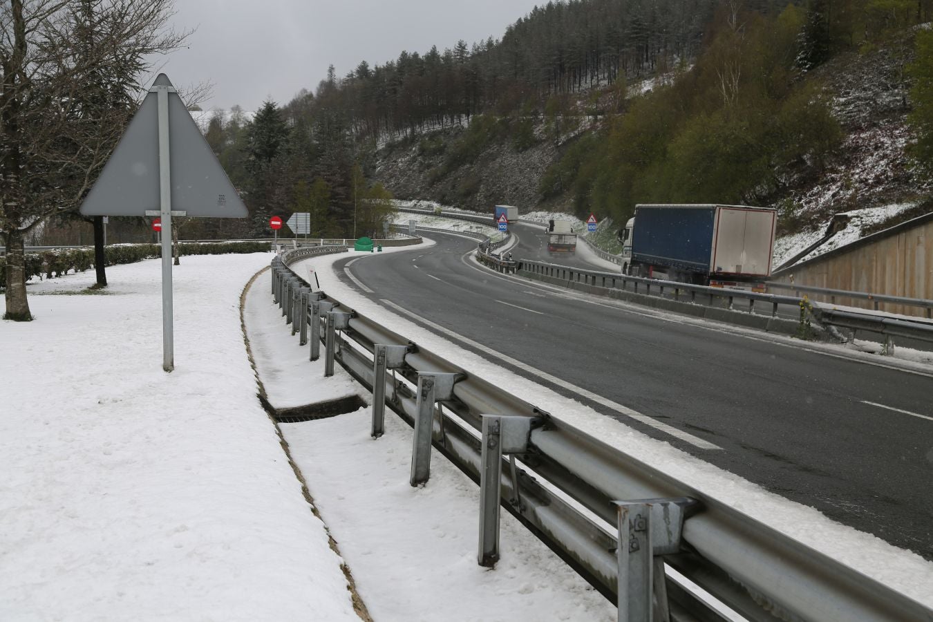 Fotos: La nieve complica la circulación en las carreteras de Gipuzkoa