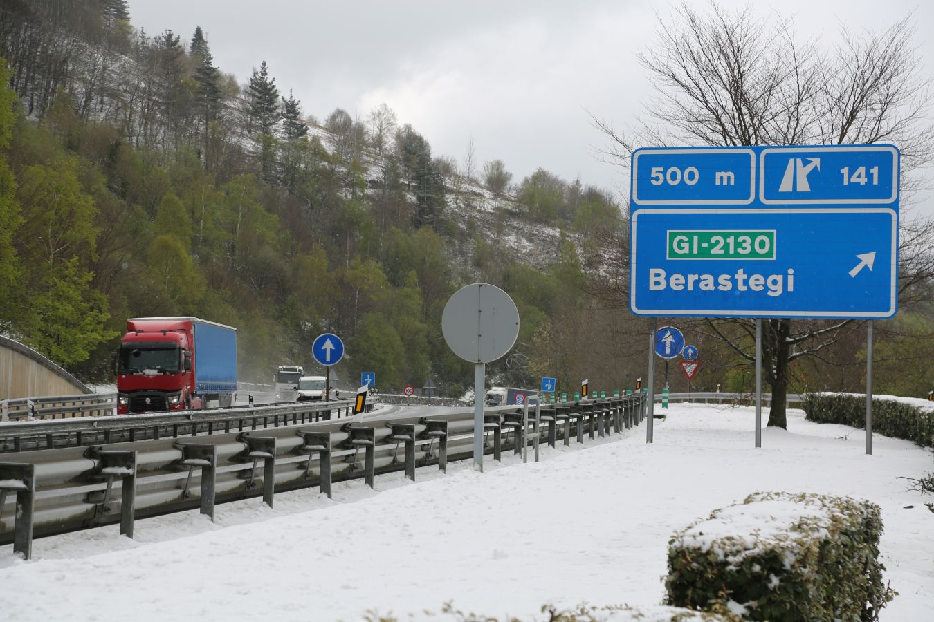 Fotos: La nieve complica la circulación en las carreteras de Gipuzkoa