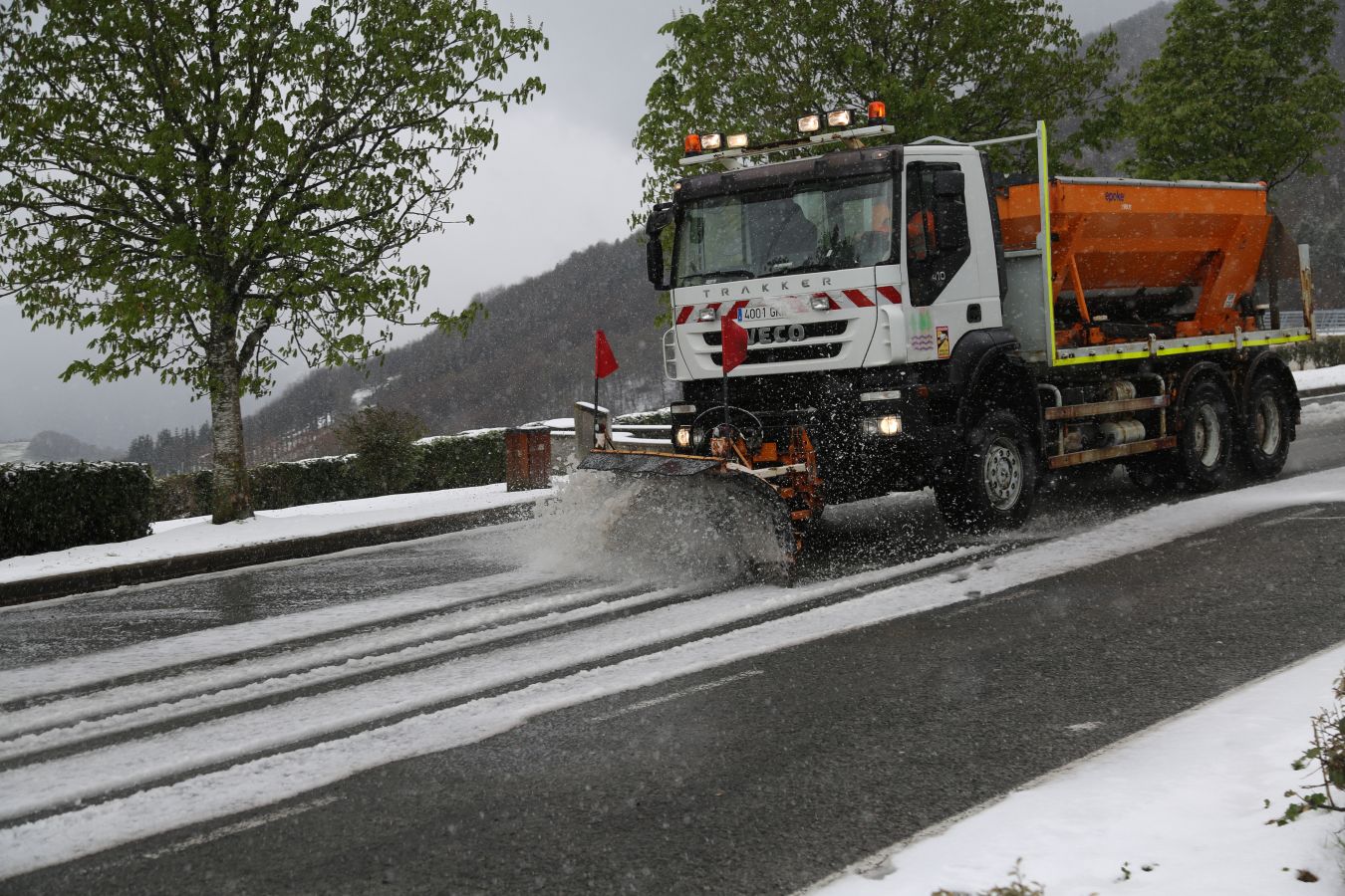Fotos: La nieve complica la circulación en las carreteras de Gipuzkoa