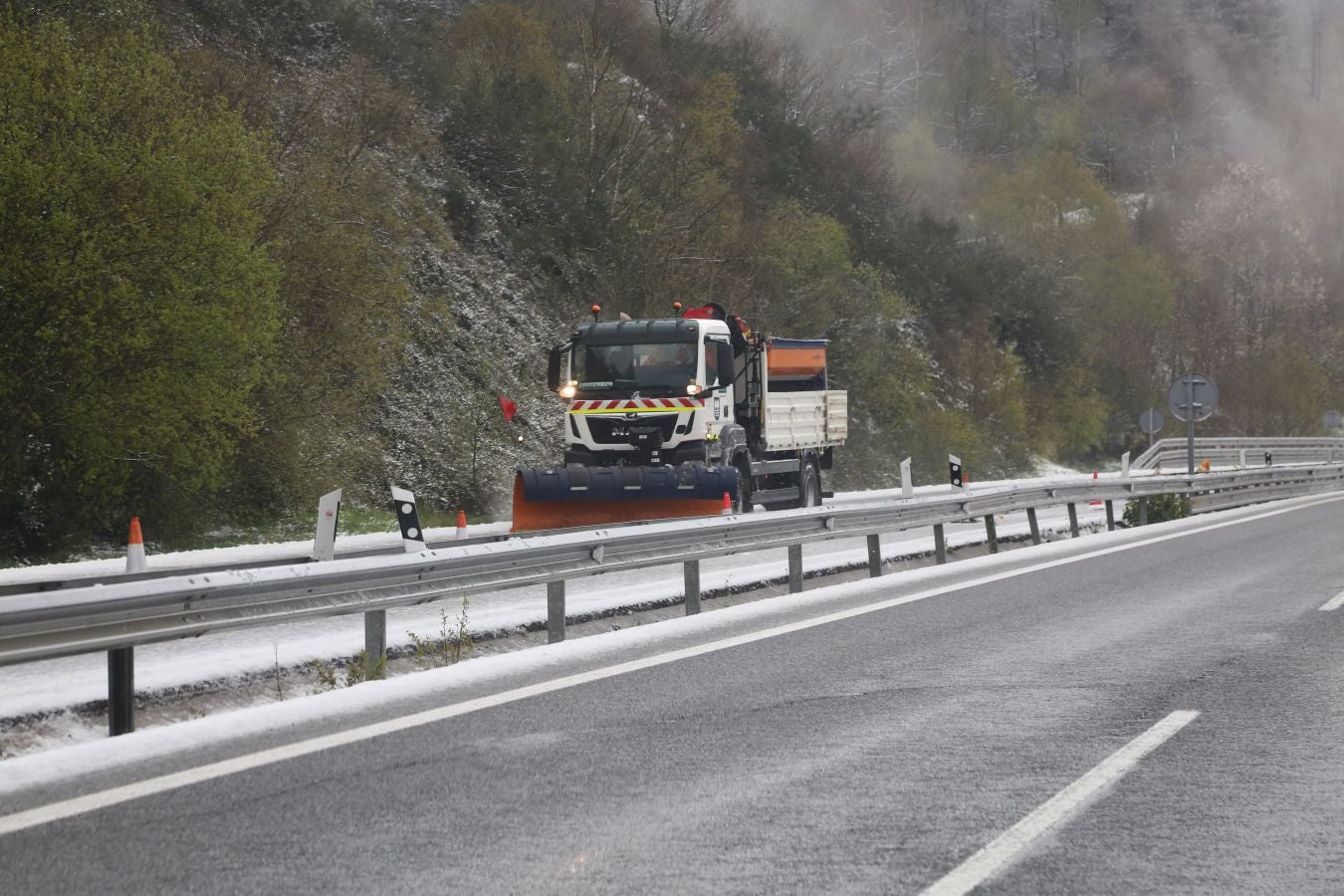 Fotos: La nieve complica la circulación en las carreteras de Gipuzkoa