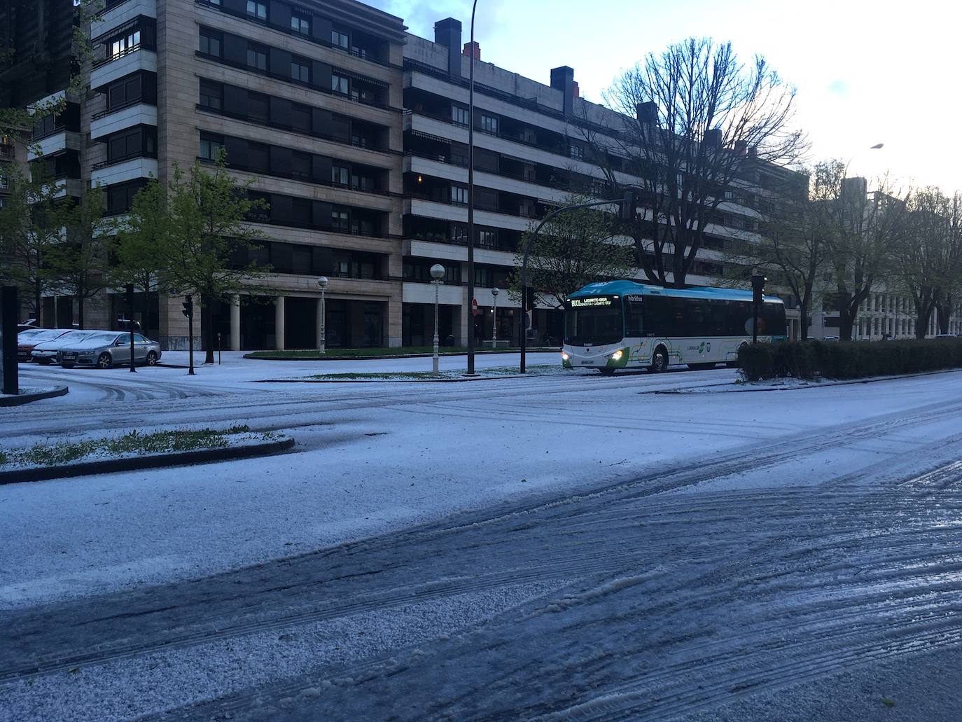Fotos: La nieve complica la circulación en las carreteras de Gipuzkoa