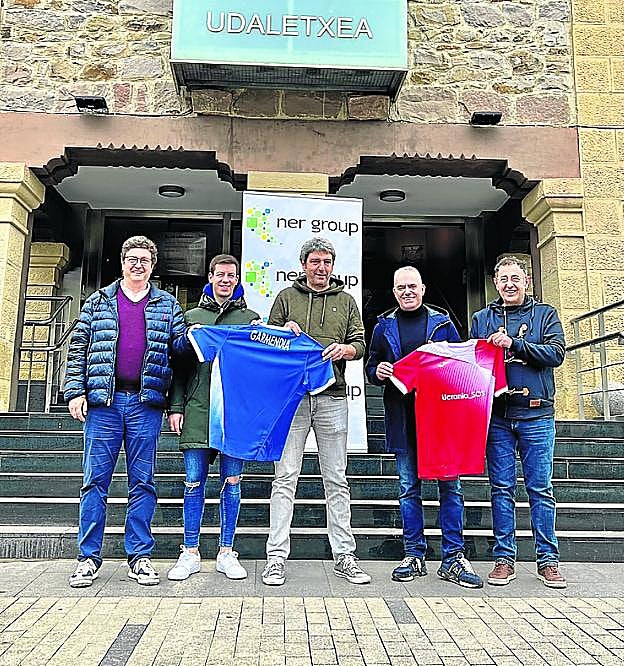 Antolatzaileak atzoko aurkezpenean, Idiazabalgo udaletxean. 