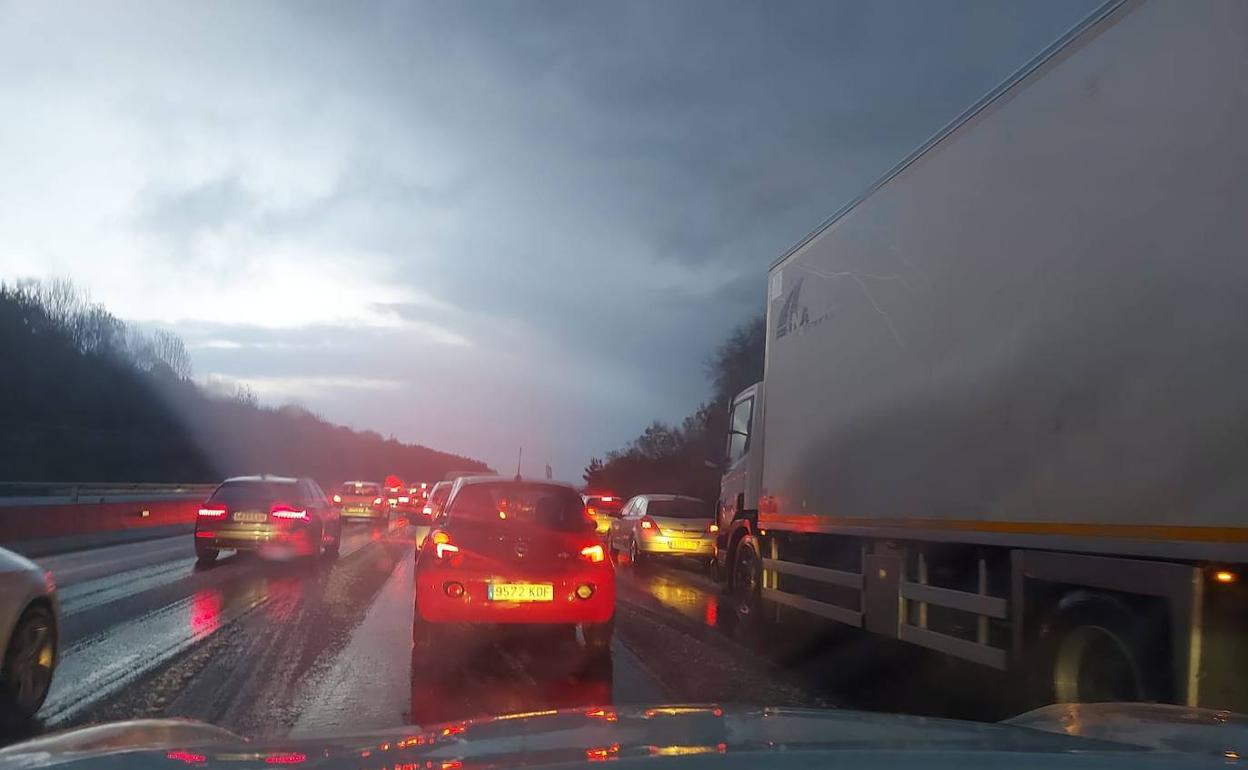 Atasco en la AP-8 en la zona de Aritzeta. 