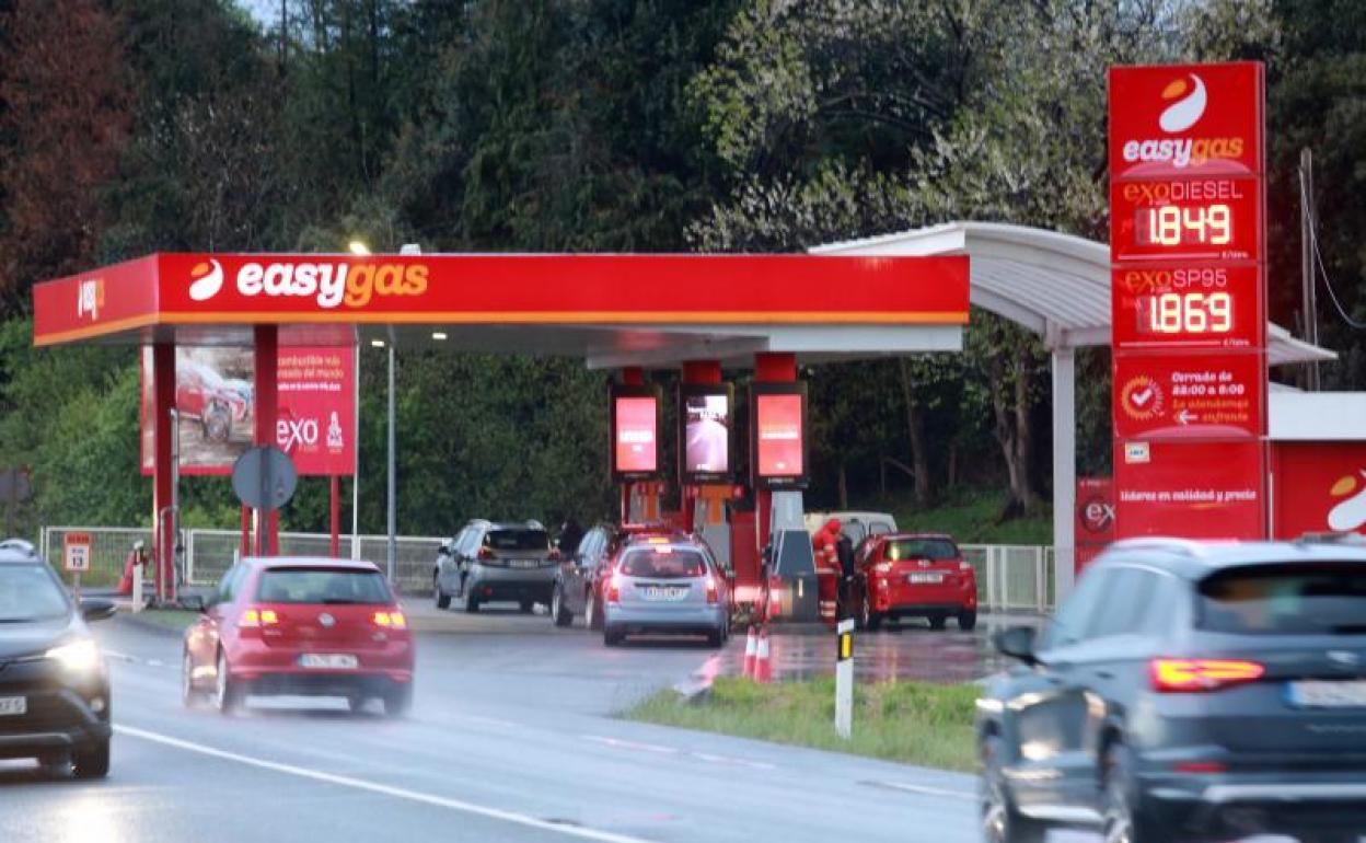 Hoy entra en vigor la bonificación de 20 céntimos del Gobierno en el precio del litro de combustible. 