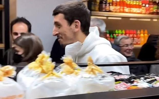 Oyarzabal sonriente durante la inaugación de la tienda de Jhonny Porto.