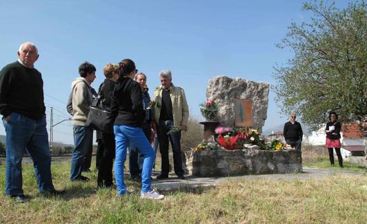 Familiares junto al monolito en recuerdo a las víctimas.