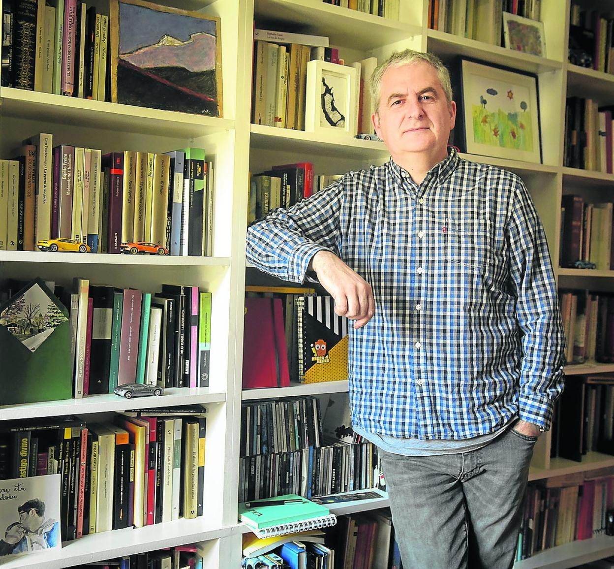 'Apenas' da nombre al nuevo libro presentado por el escritor Karlos Linazasoro con Ediciones Hiperión. 