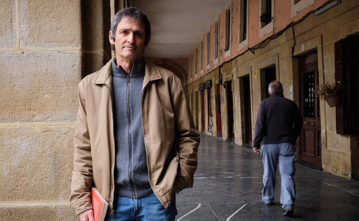 Honakoa Agustin Arrieta Urtizberea idazle eta irakaslearen zortzigarren liburua da. 