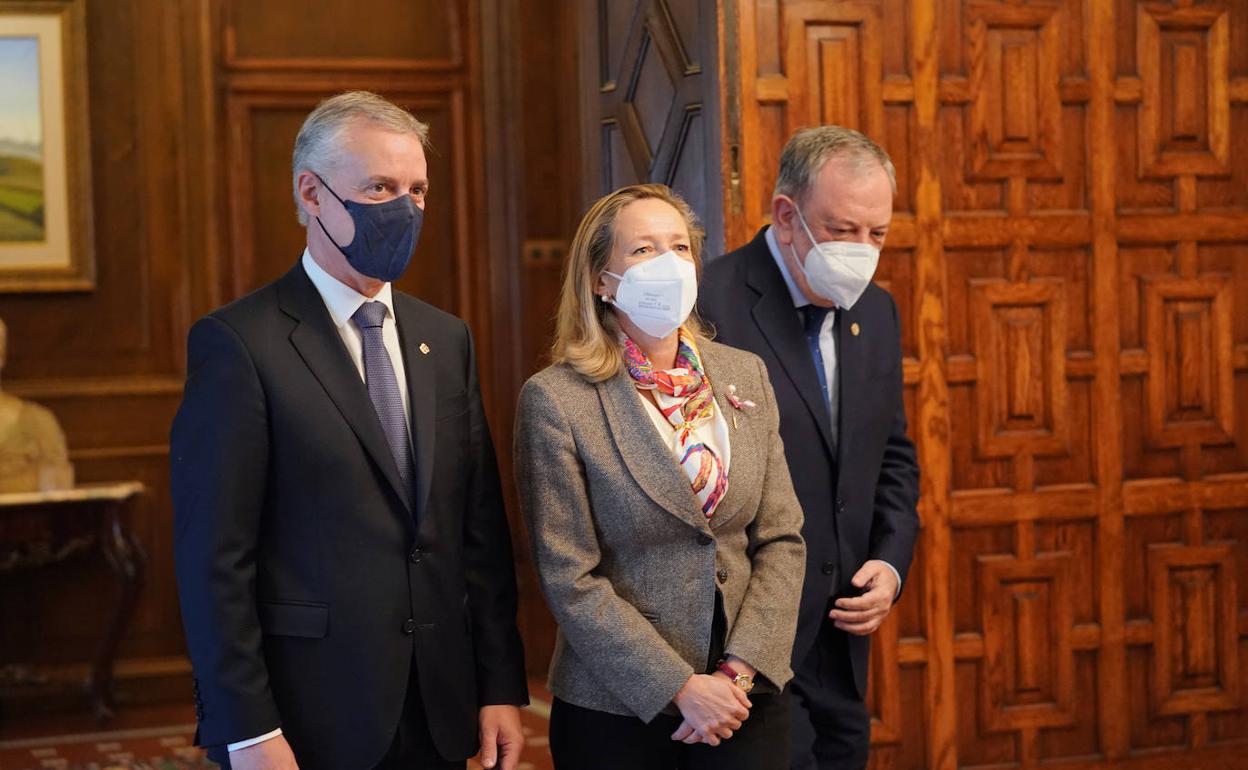 Calviño, junto a Urkullu y Azpiazu, en el encuentro celebrado en Ajuria Enea en febrero.