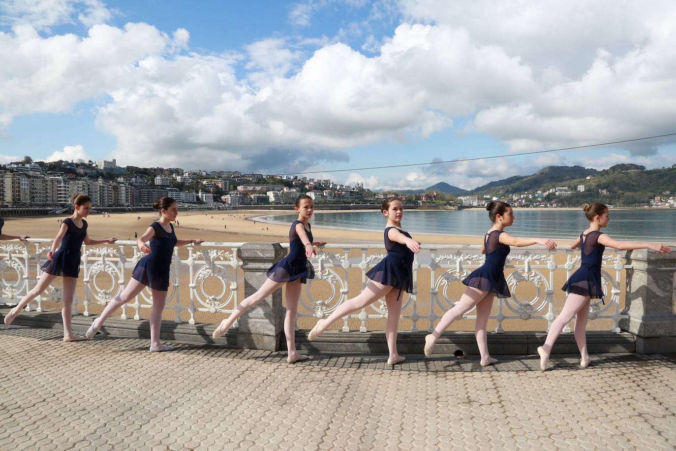 Fotos: Vuelve la danza a la barandilla de La Concha