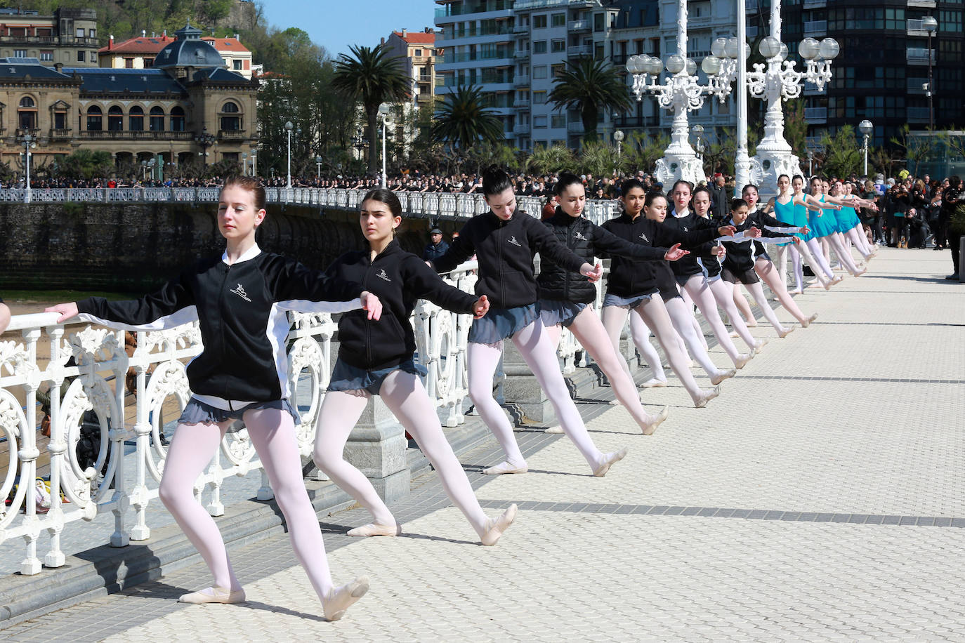 Fotos: Vuelve la danza a la barandilla de La Concha
