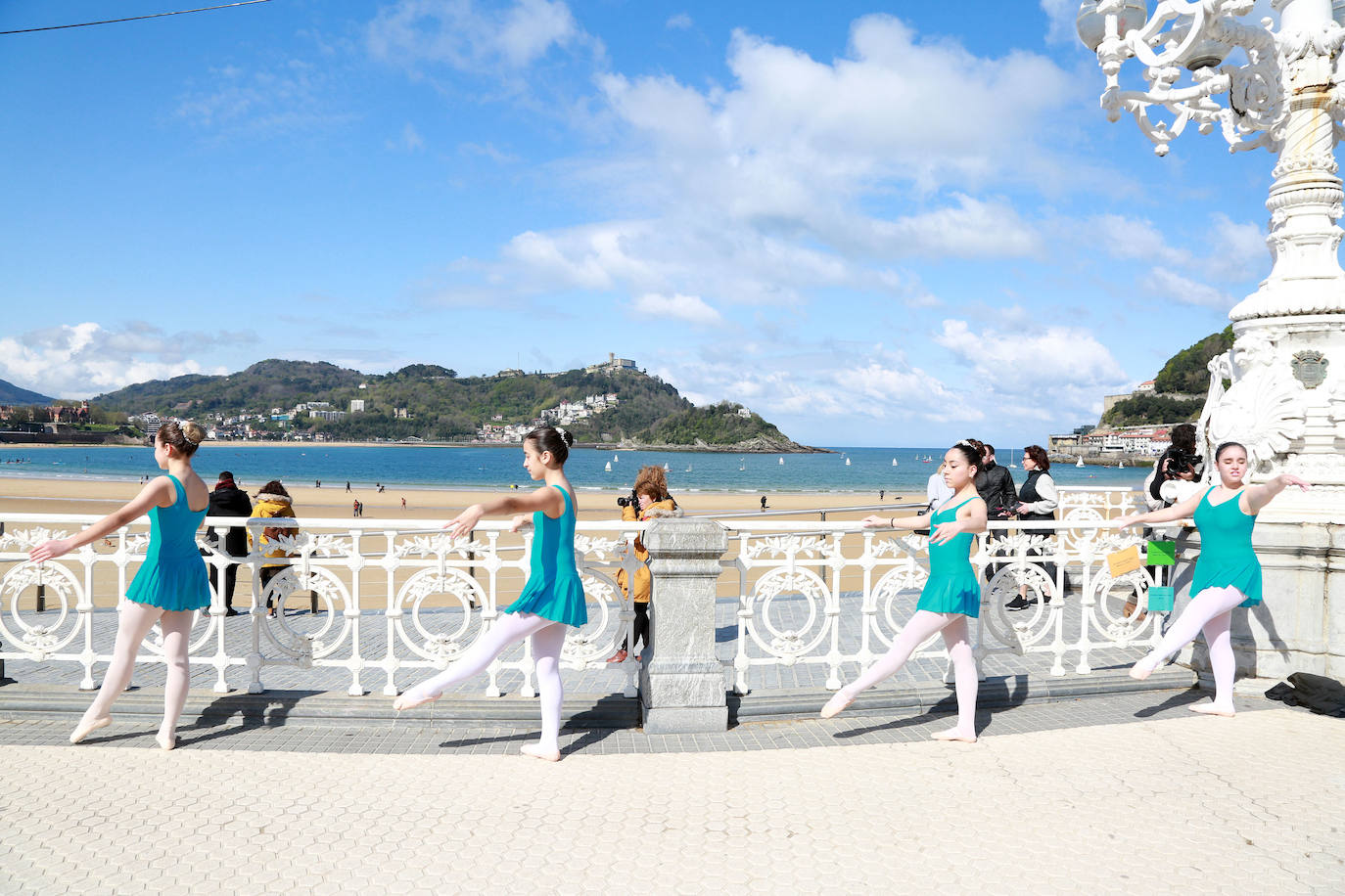 Fotos: Vuelve la danza a la barandilla de La Concha