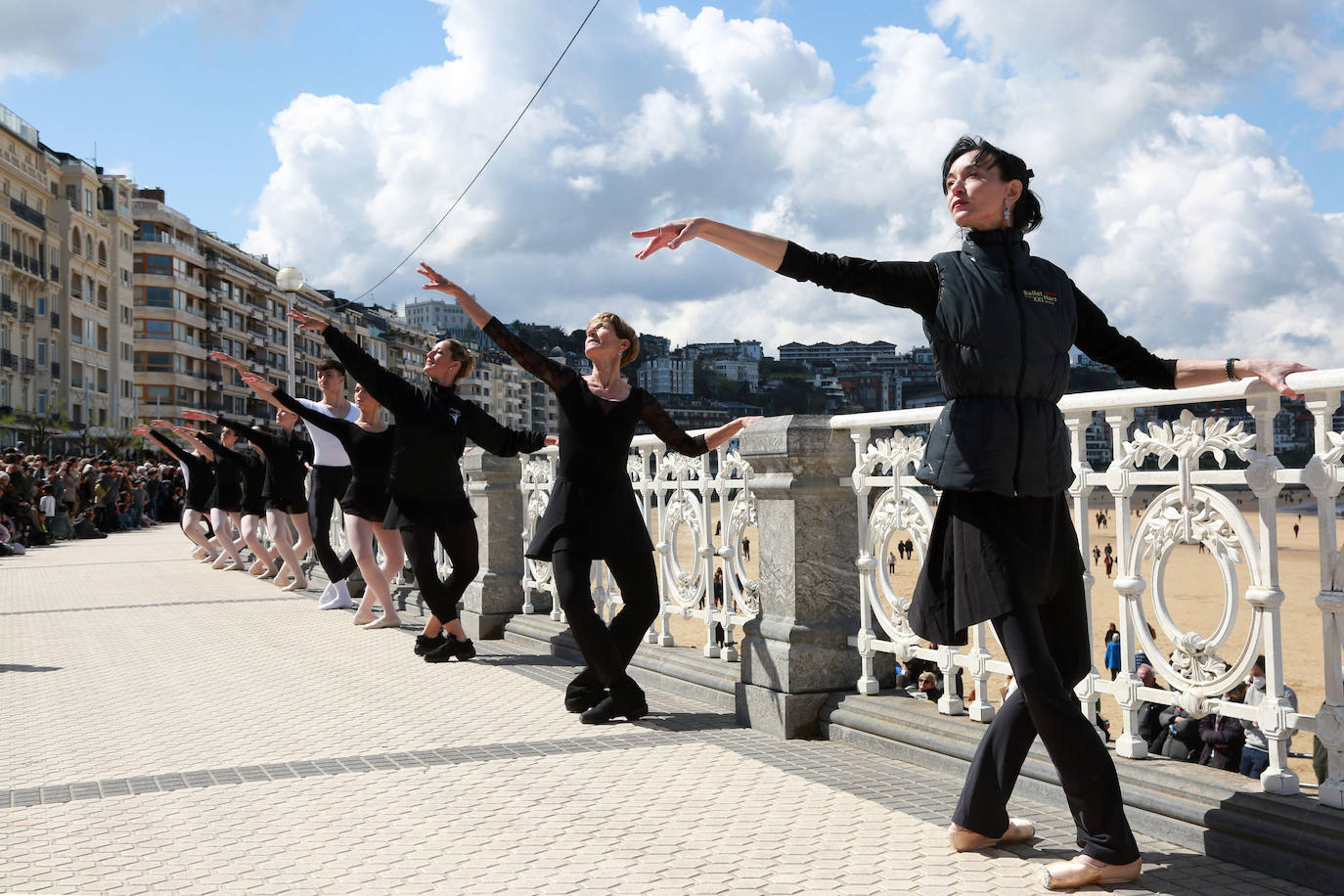 Fotos: Vuelve la danza a la barandilla de La Concha