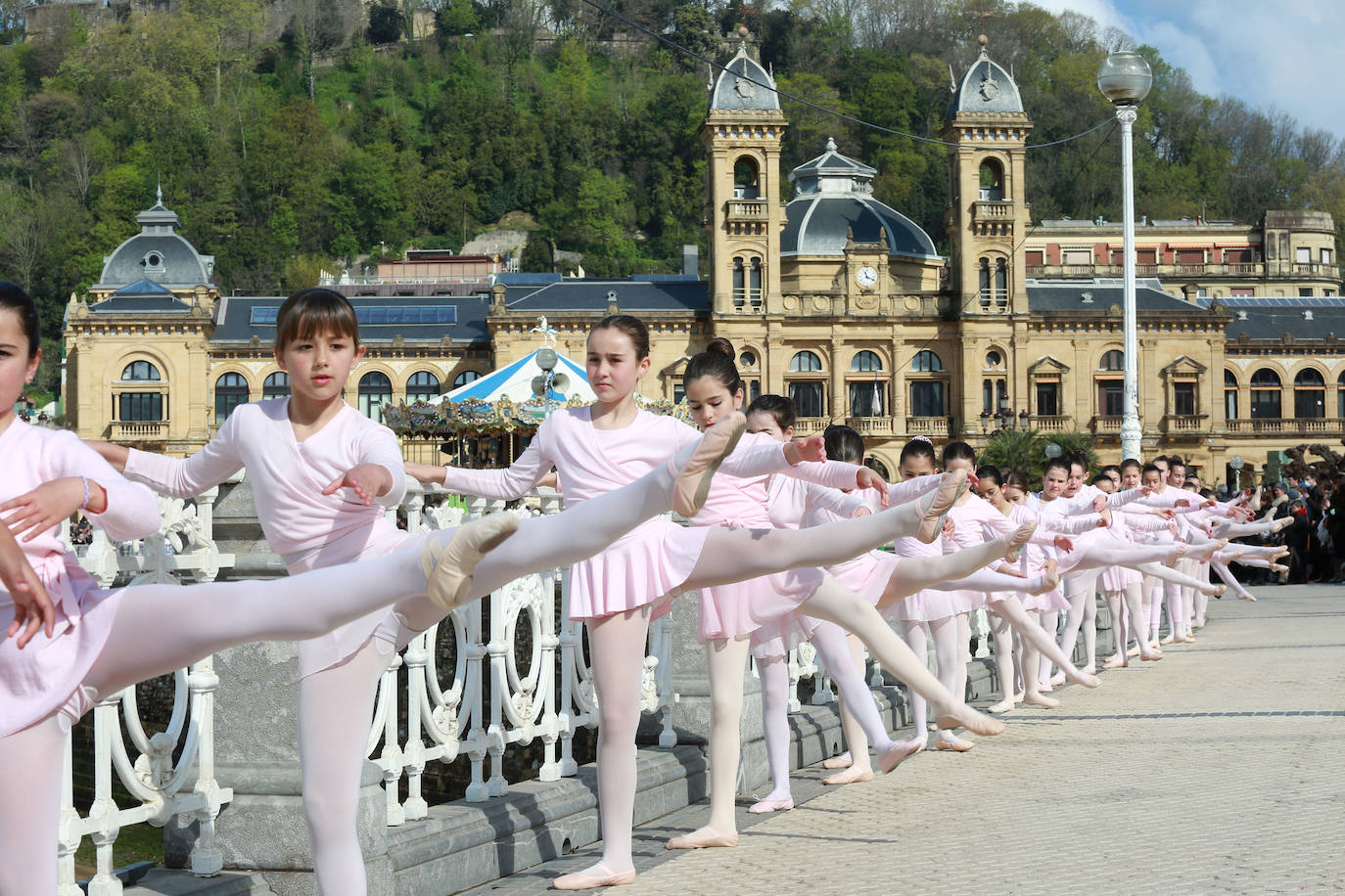 Fotos: Vuelve la danza a la barandilla de La Concha