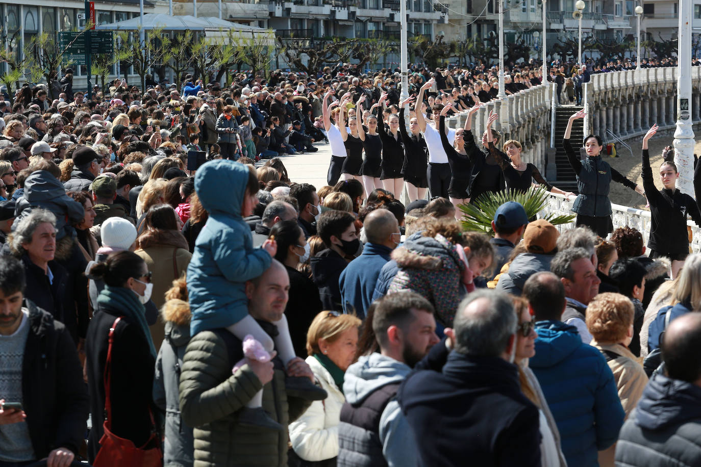 Fotos: Vuelve la danza a la barandilla de La Concha
