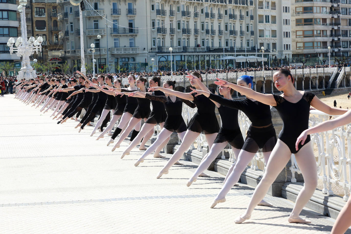 Fotos: Vuelve la danza a la barandilla de La Concha