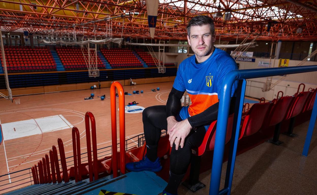 Julen Aginagalde posa en Artaleku antes de empezar un entrenamiento con el Bidasoa Irun. 