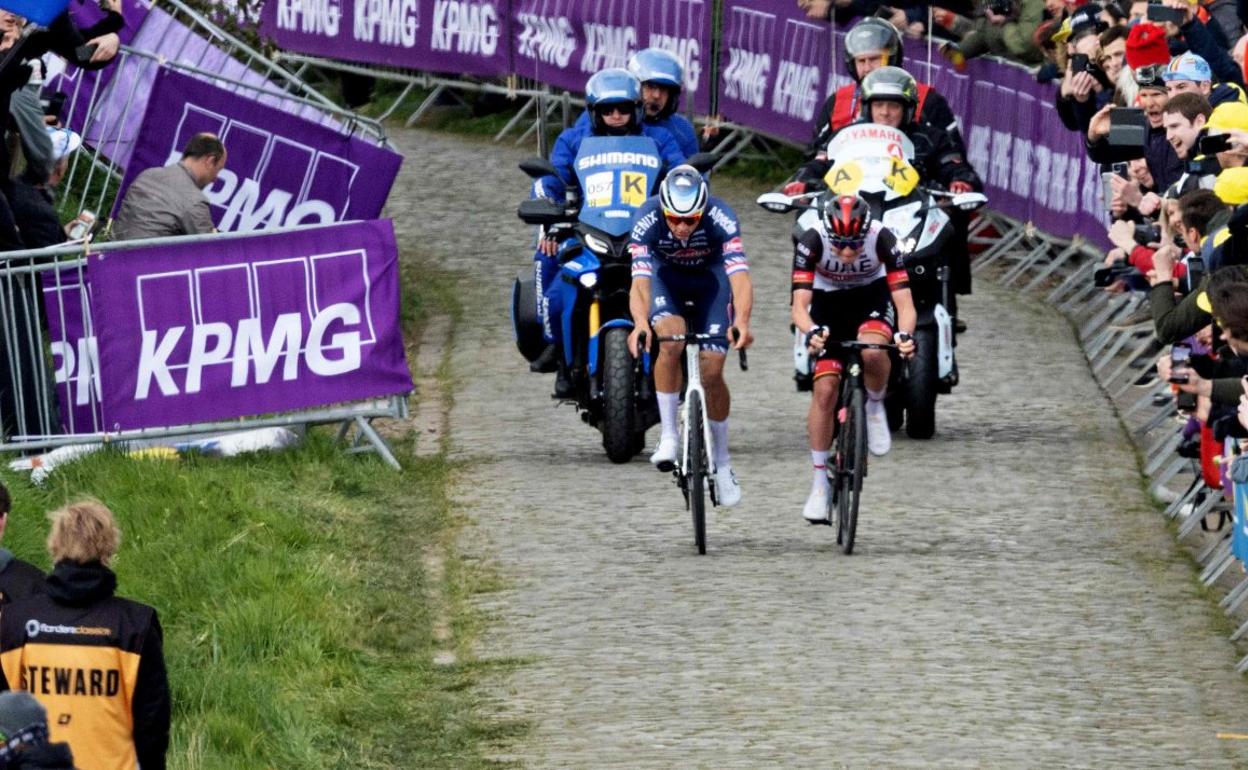 Van der Poel y Pogacar ascienden hombro con hombro el Paterberg. 