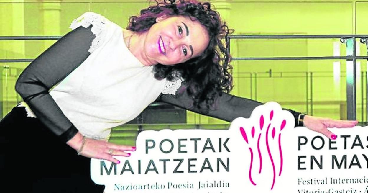 La directora de Poetas en Mayo, Elisa Rueda, con el logotipo del ciclo en la presentación del programa