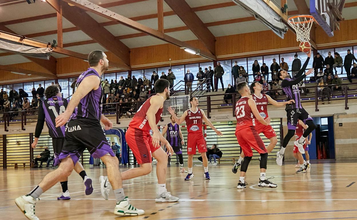 Un momento del partido contra el Solares cántabro en la cancha de Iturripe. 
