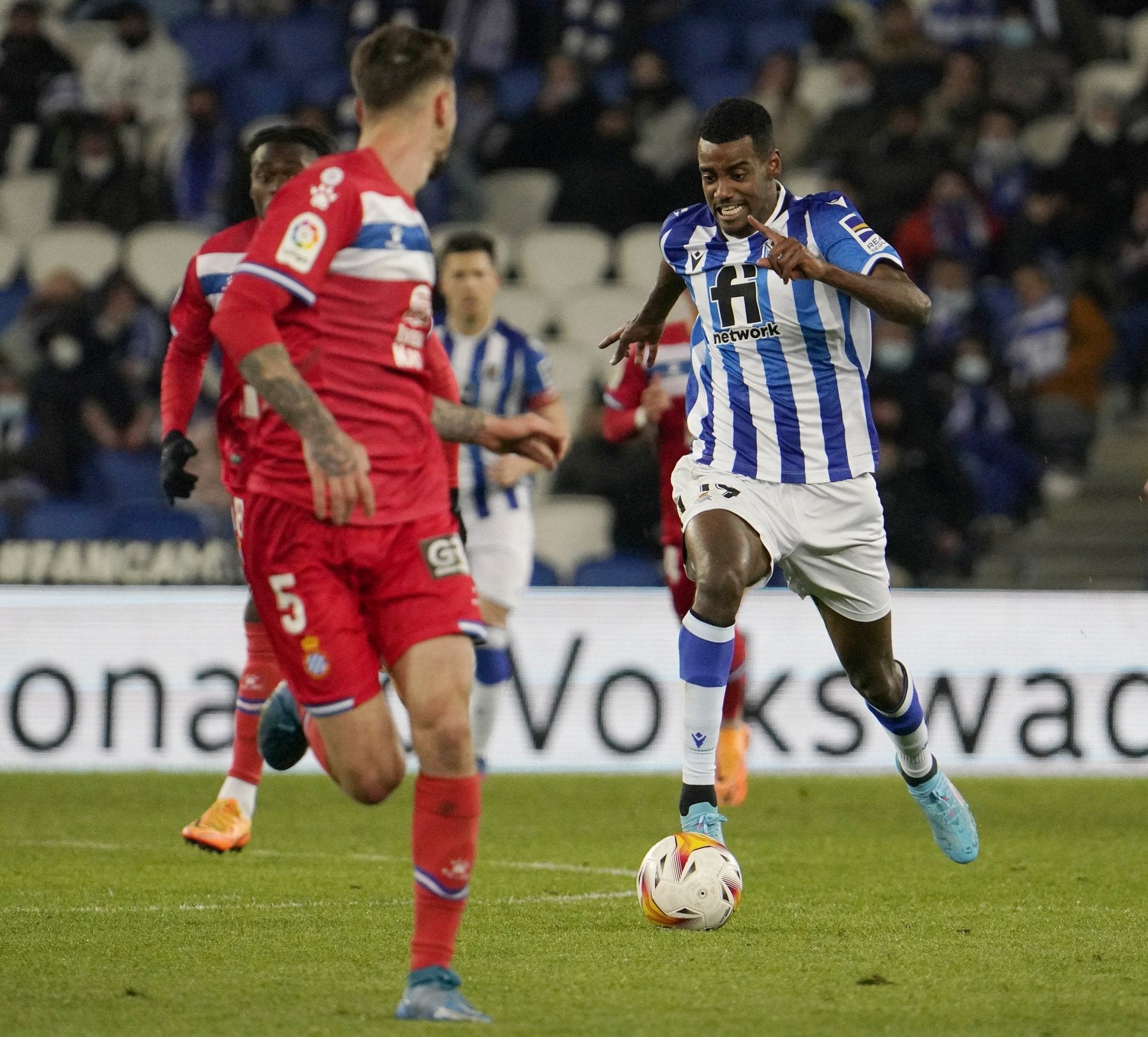 Isak se lanza en carrera con el balón en los pies durante el partido del lunes en Anoeta. 