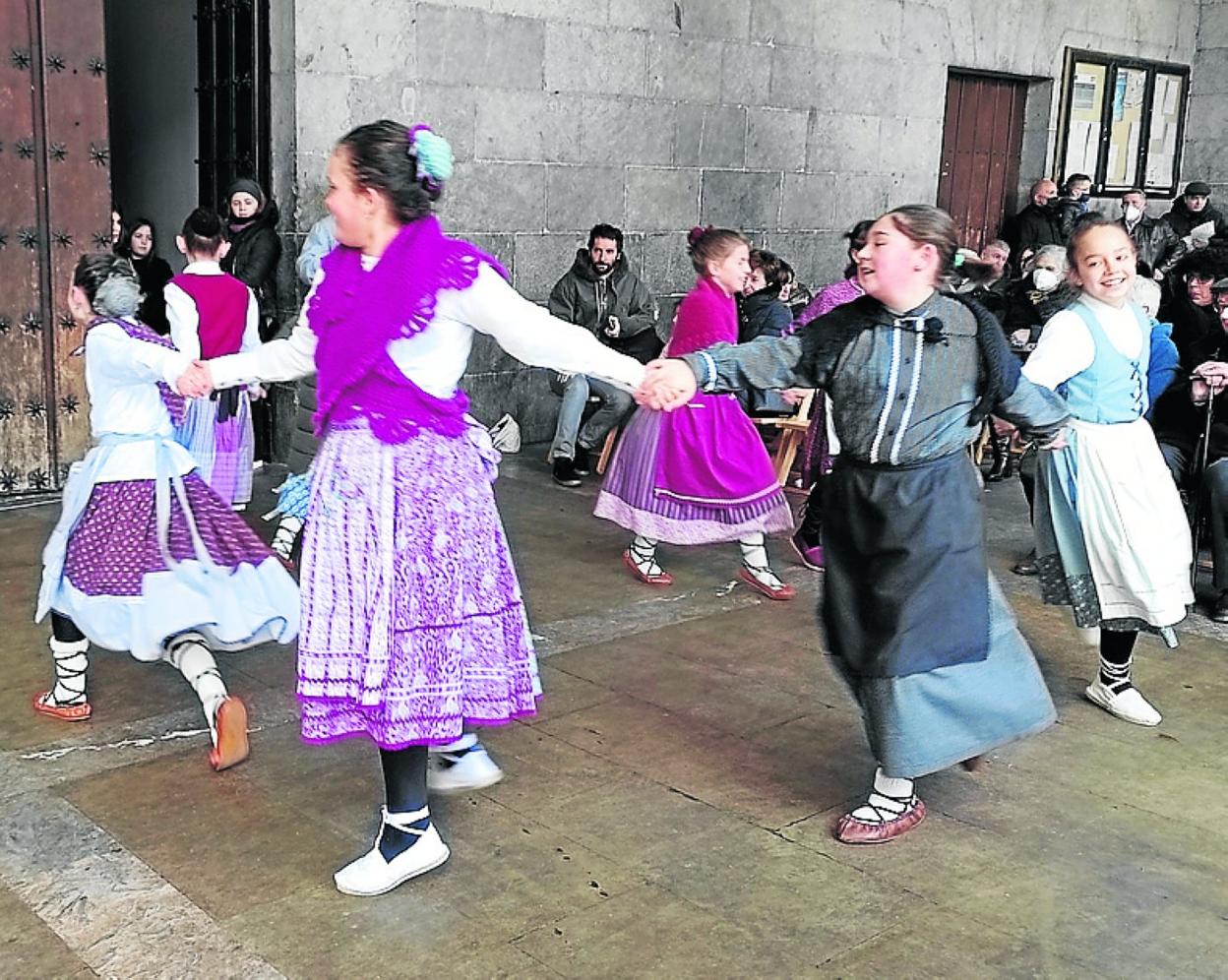 El grupo de saxofones de la Escuela y los dantzaris participaron en Kontzejupe al igual que el grupo de violines y el de voces. 