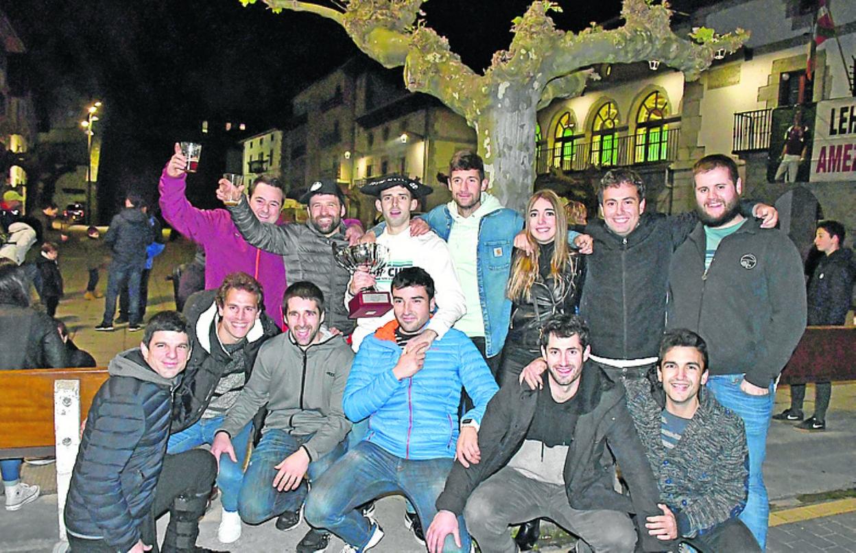 Agurra dantzatu zioten lagunek Altunari plazara iristean eta ondoren pelotariak plazan zeuden herritarrak agurtu zituen. 